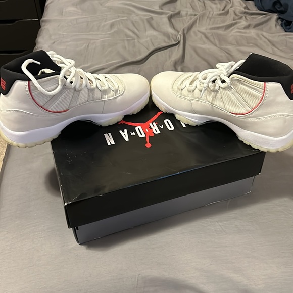 Authentic Jordan 11 platinum tint - Picture 4 of 7